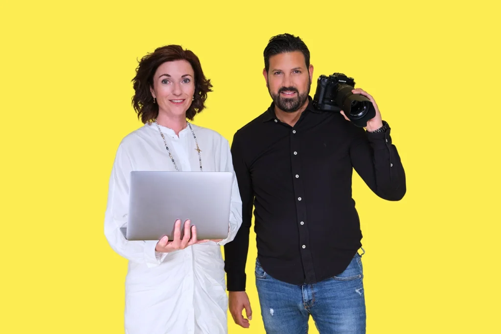 Frau mit Laptop und Andrea Daniele Picardi mit Kamera vor gelbem Hintergrund