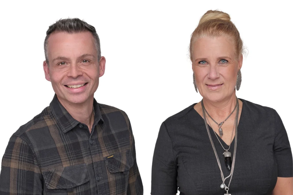 Businessportraits eines Mannes im karierten Hemd und einer Frau mit Halsketten vor weissem Hintergrund