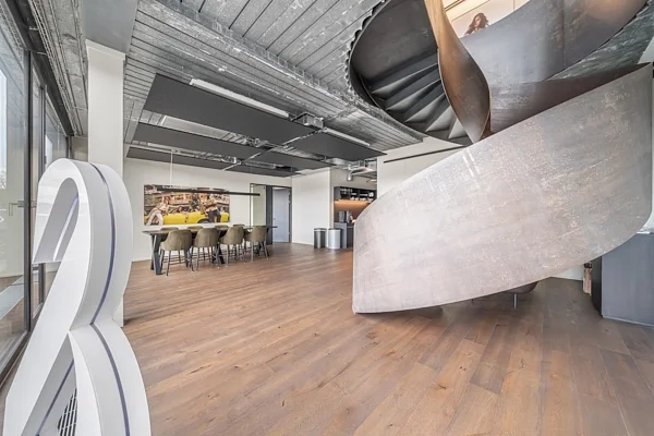 Architekturfotografie in Zug: Innenraum mit Wendeltreppe und Holzboden