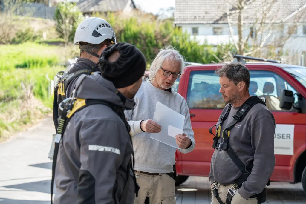 Businessfotografie in Männedorf: Baubesprechung mit Handwerkern und Plänen auf der Baustelle