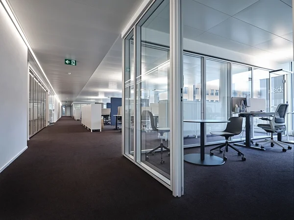 Businessfotografie in Zug: Flur mit Glaswänden und Blick in die Büroräume