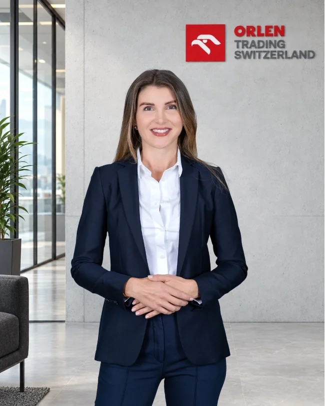 Businessportrait in Baar: Frau im dunkelblauen Blazer im Empfangsbereich eines Unternehmens