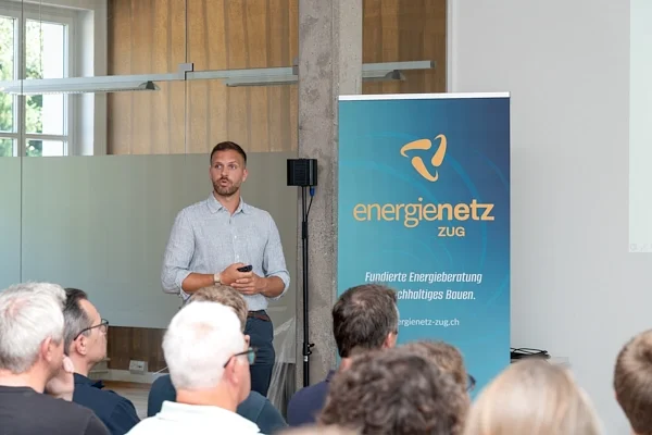 Eventfotografie in Zug: Referent spricht vor Publikum
