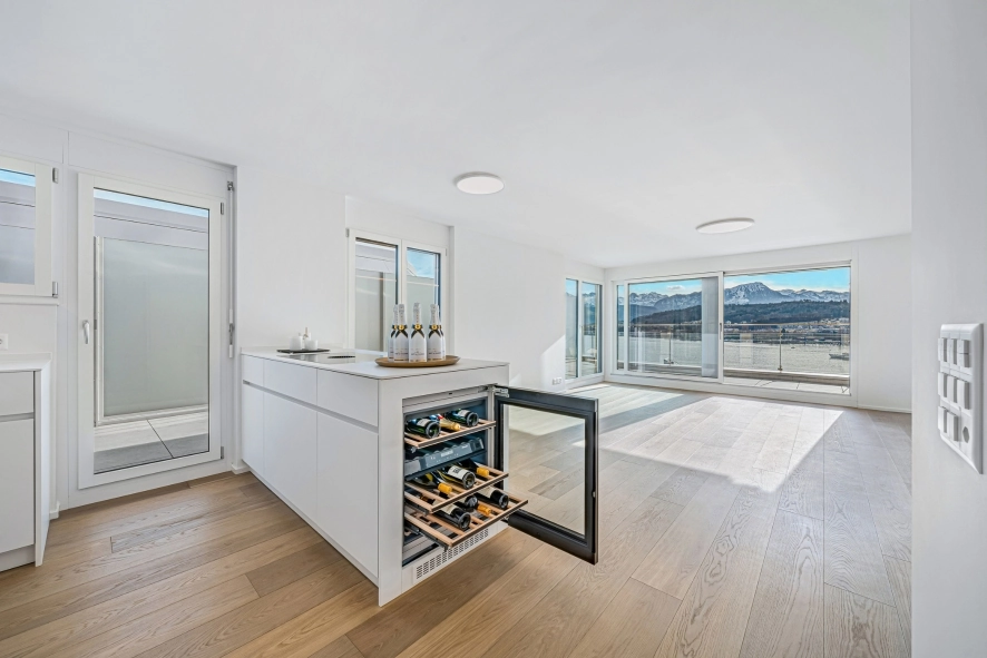 Immobilienfotografie in Zug: heller Wohnraum mit Einbauten und Aussicht