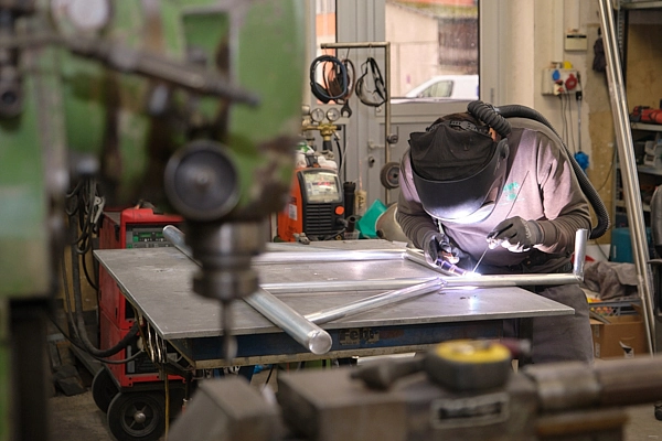 Industriefotografie in Zug: Schweisser bei der Metallbearbeitung in der Werkstatt