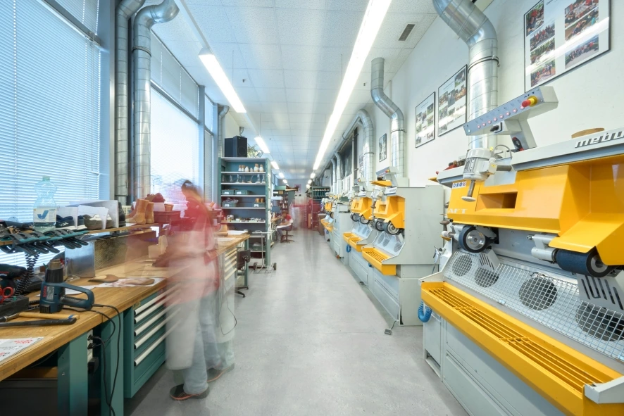 Industriefotografie in Zug: Werkstatt mit Arbeitsplätzen und Maschinen