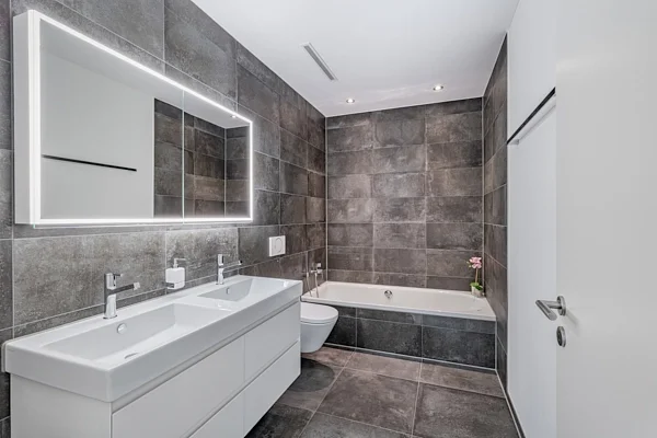 Innenraumfotografie in Zug: Badezimmer mit Badewanne und Waschtisch