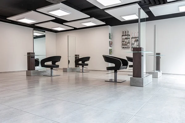 Innenraumfotografie in Zug: Friseursalon mit Bedienplätzen