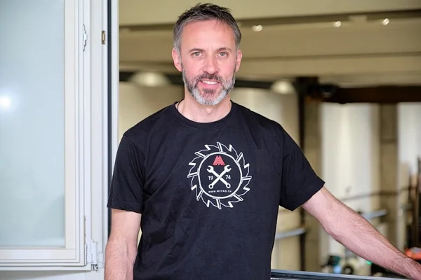 Mitarbeiterportrait in Zug: Mann im schwarzen T-Shirt in seinem Betrieb