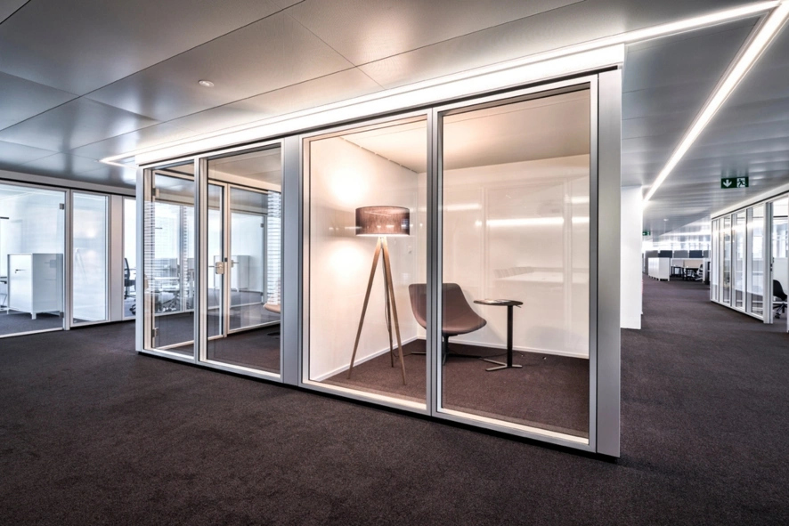 Objektfotografie in Baar: moderne Büroräume mit Glaswänden