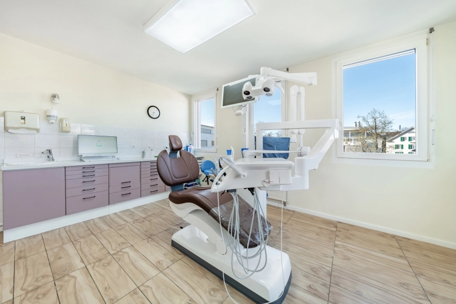 Praxisfotografie in Zug: Behandlungszimmer einer Zahnarztpraxis mit grossem Fenster