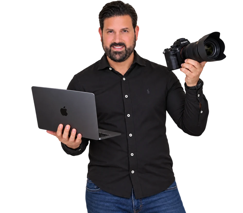 Andrea Daniele Picardi von Picline, Marketingagentur in Zug, mit Laptop und Kamera