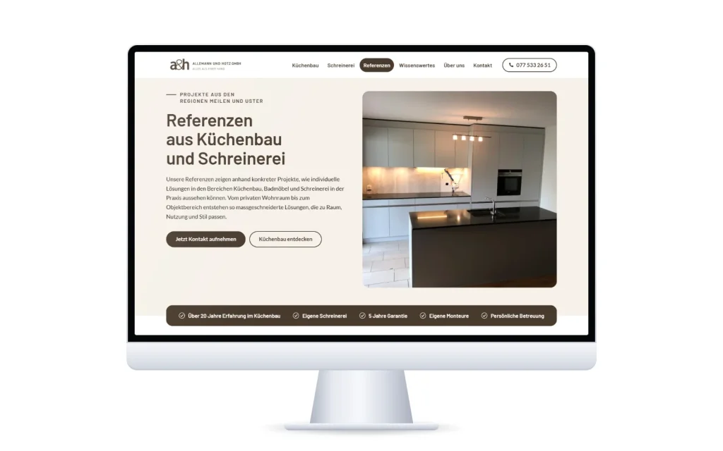 Referenzseite der Website von Allemann und Hotz mit einer weissen Küche und dunkler Kochinsel